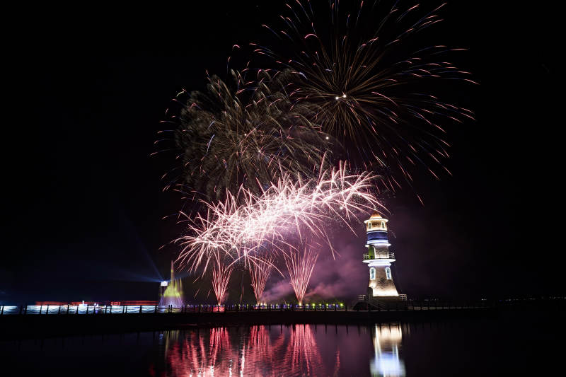 旅游景区湖面绽放的绚丽烟花礼花图片