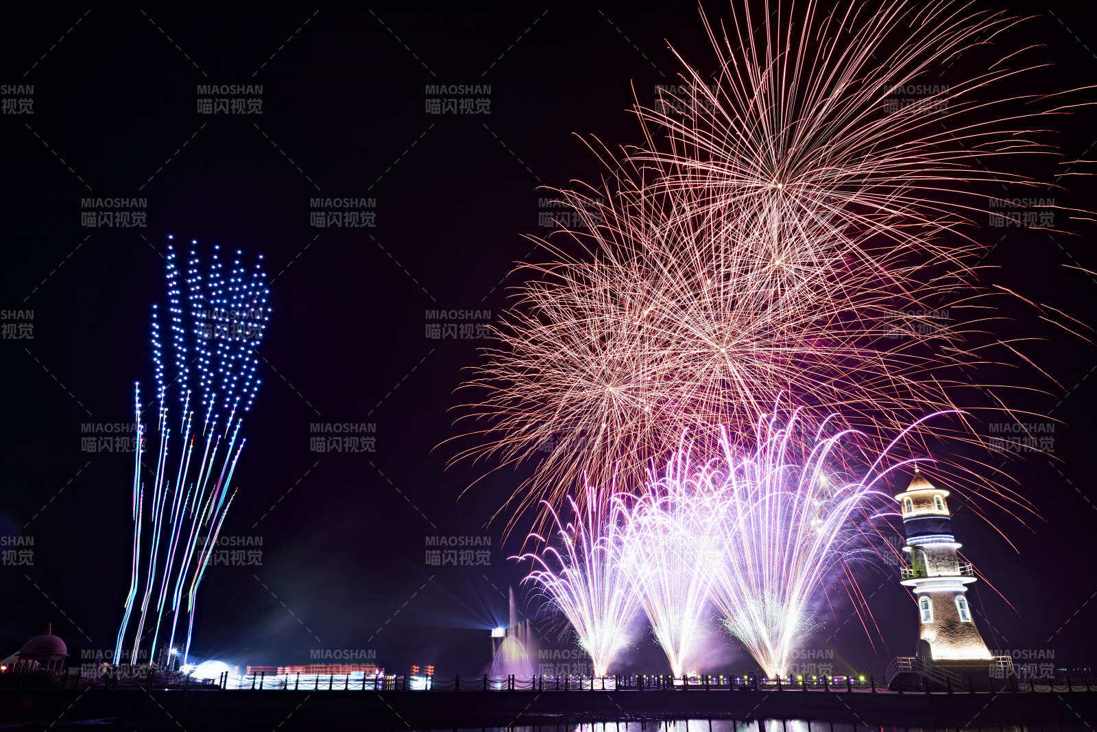 旅游景区湖面绽放的绚丽烟花礼花图片