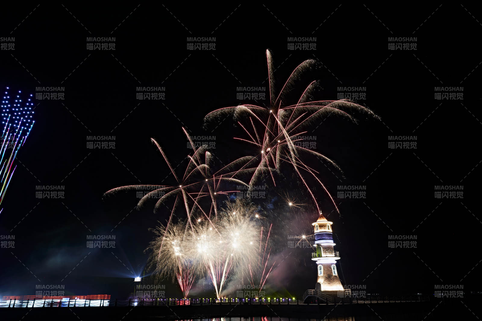 旅游景区湖面绽放的绚丽烟花礼花图片