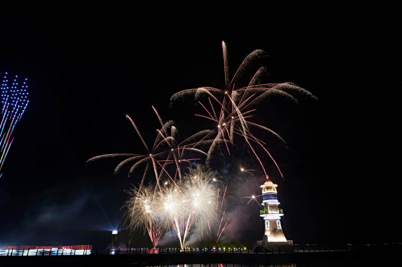旅游景区湖面绽放的绚丽烟花礼花图片