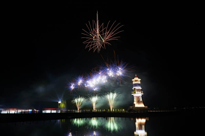 旅游景区湖面绽放的绚丽烟花礼花图片