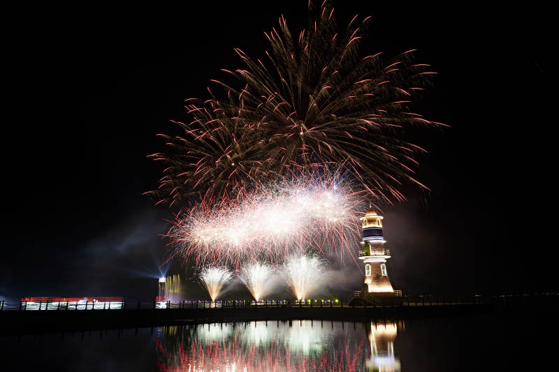 旅游景区湖面绽放的绚丽烟花礼花图片