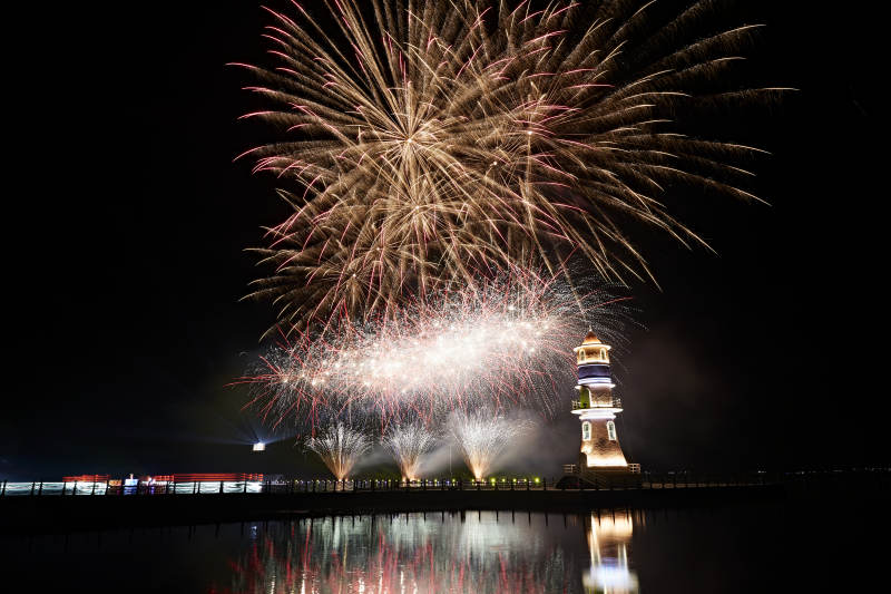 旅游景区湖面绽放的绚丽烟花礼花图片