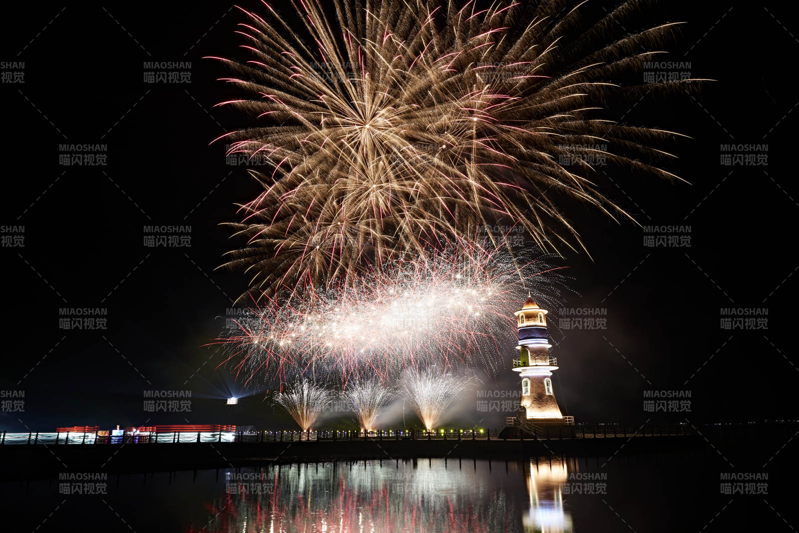旅游景区湖面绽放的绚丽烟花礼花图片