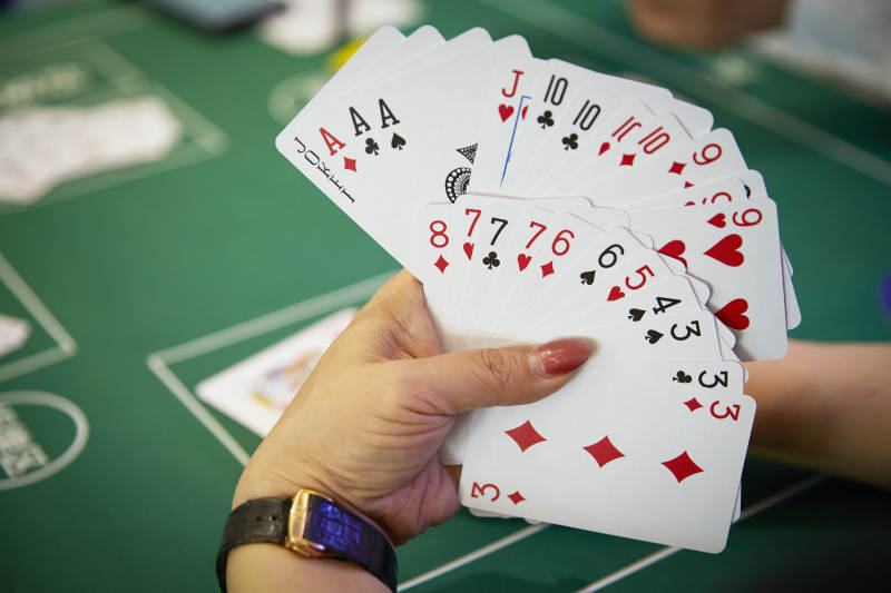 掼蛋扑克比赛现场图片