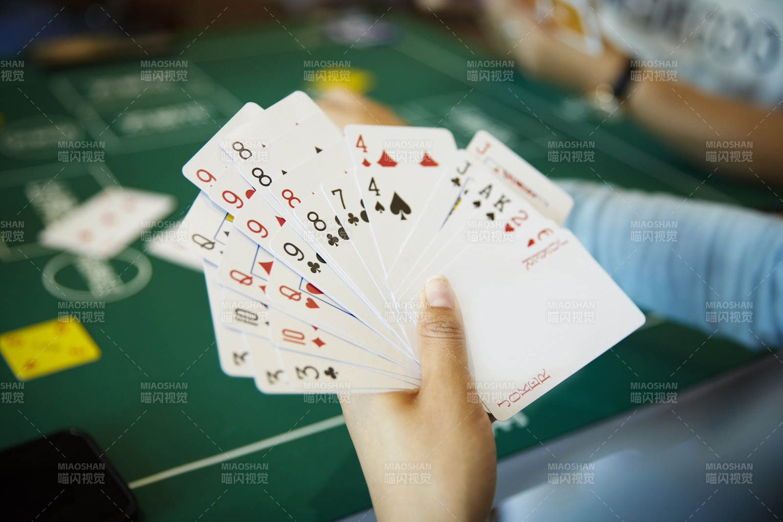 掼蛋扑克比赛现场图片