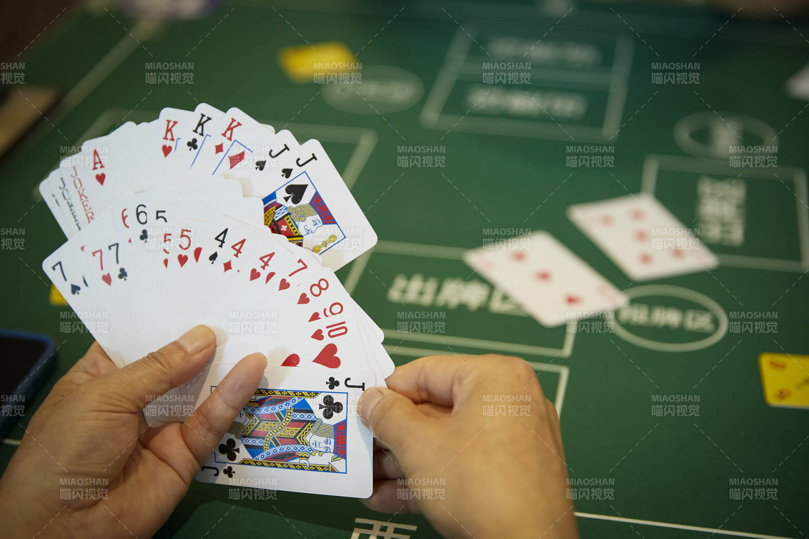 掼蛋扑克比赛现场图片