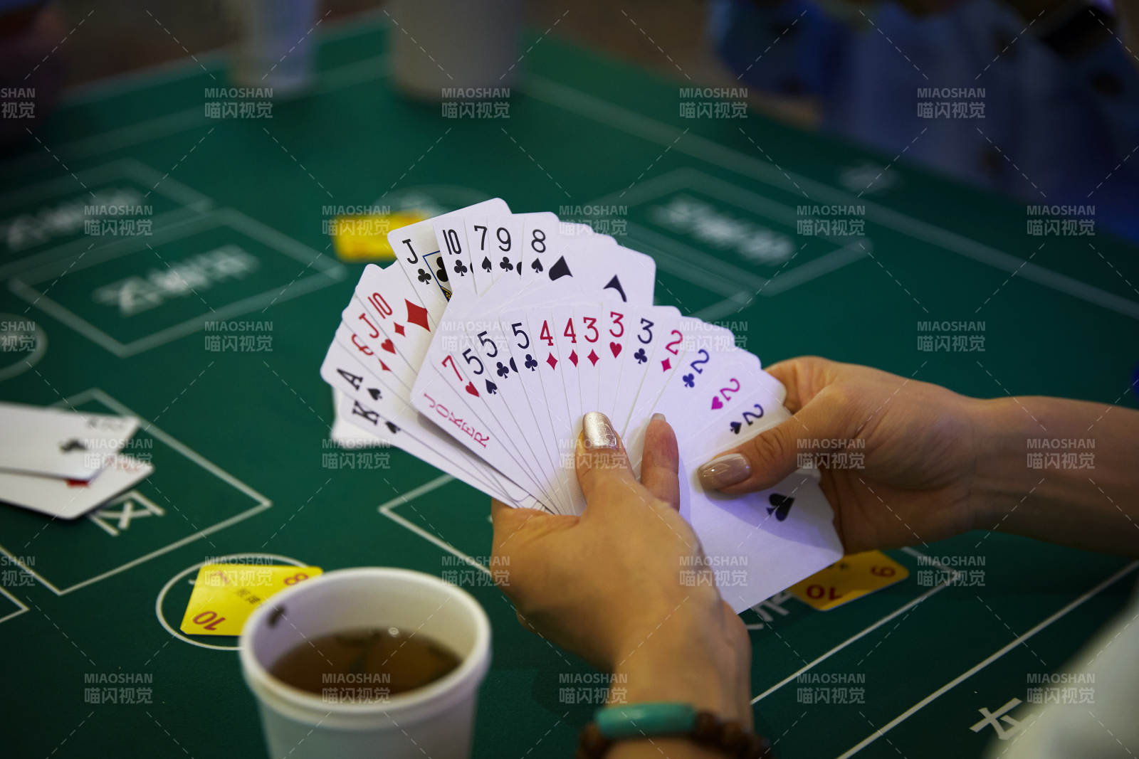 掼蛋扑克比赛现场图片