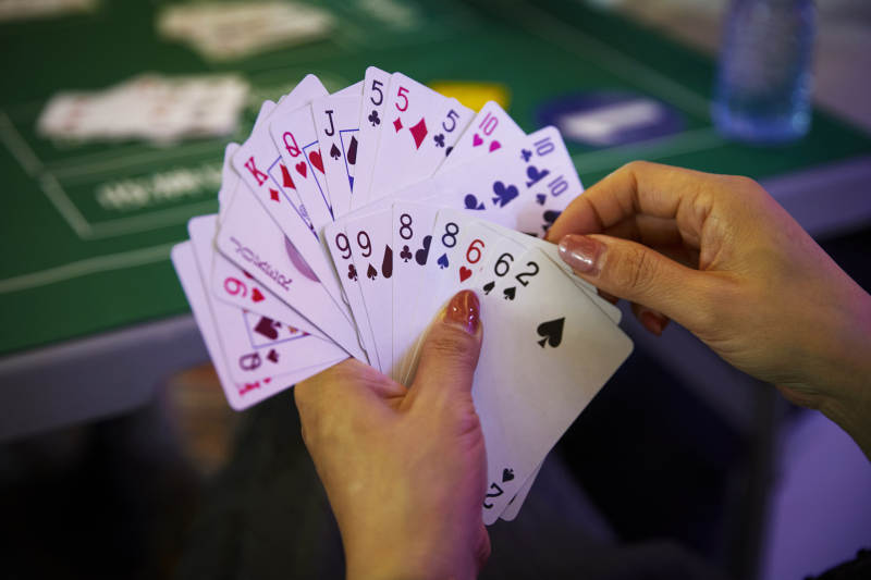 掼蛋扑克比赛现场图片