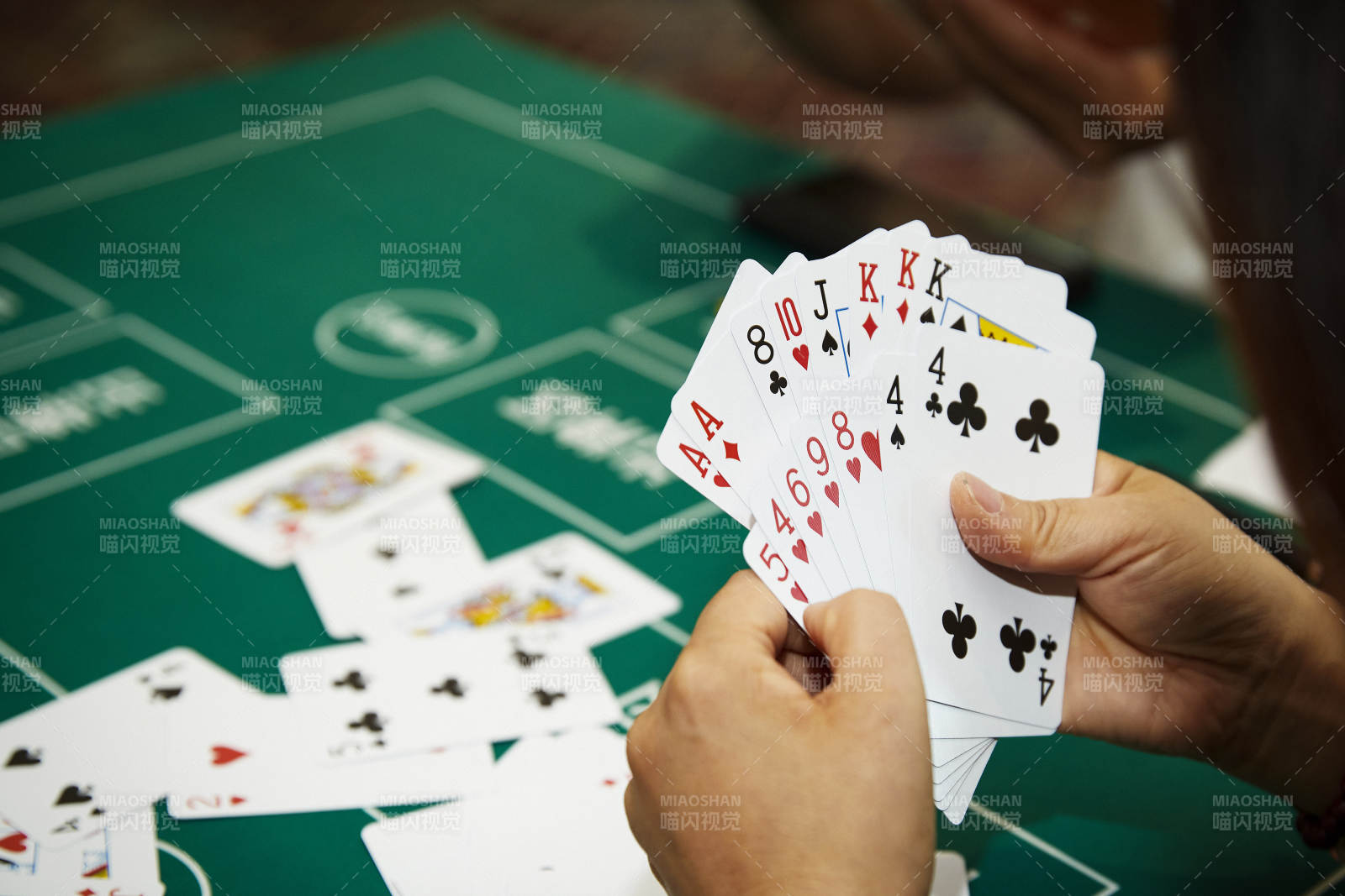 掼蛋扑克比赛现场图片