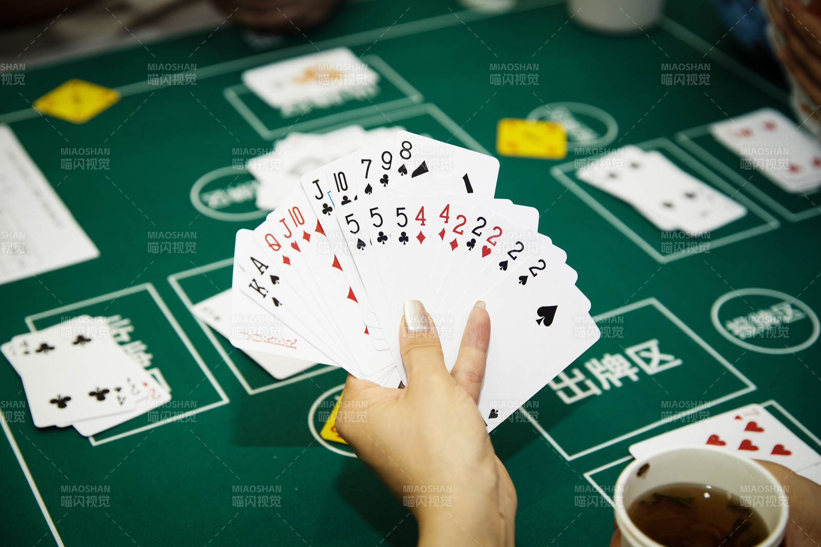 掼蛋扑克比赛现场图片