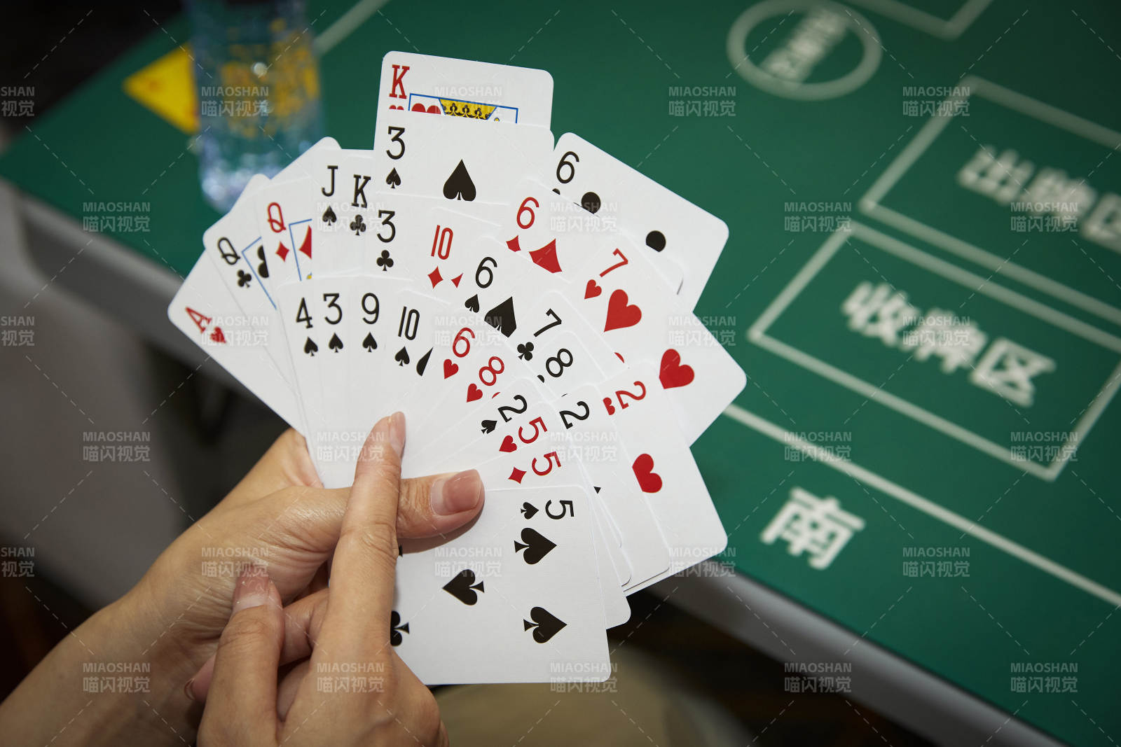 掼蛋扑克比赛现场图片