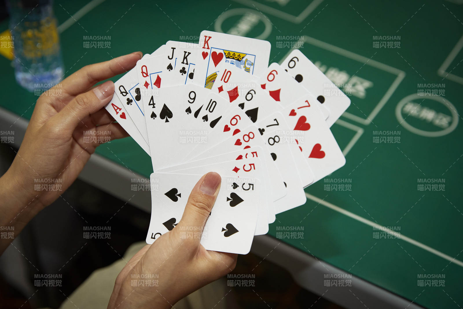 掼蛋扑克比赛现场图片