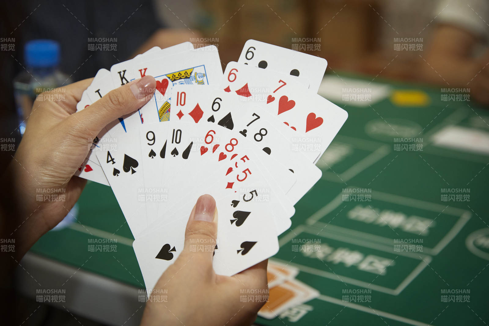 掼蛋扑克比赛现场图片