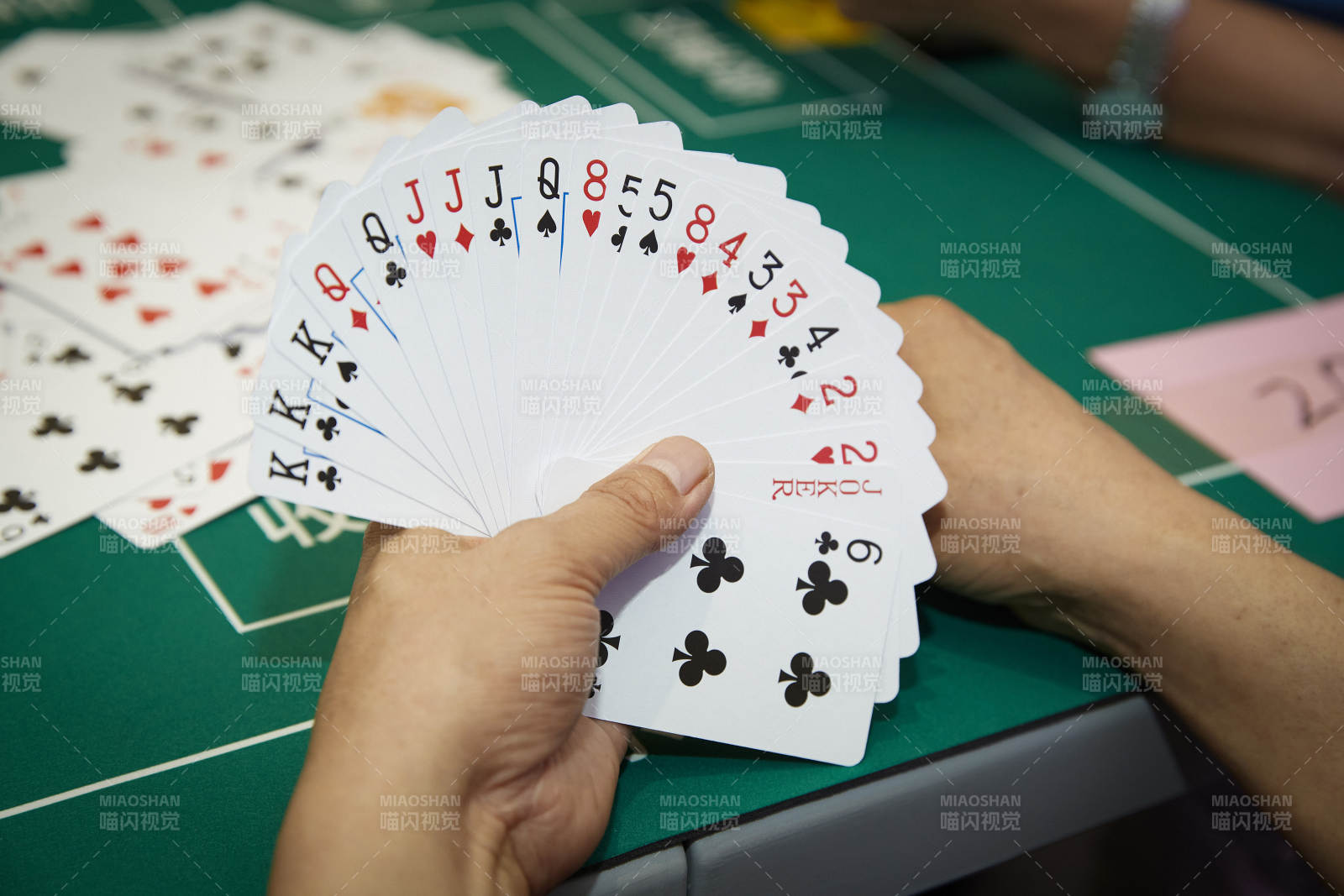 掼蛋扑克比赛现场图片