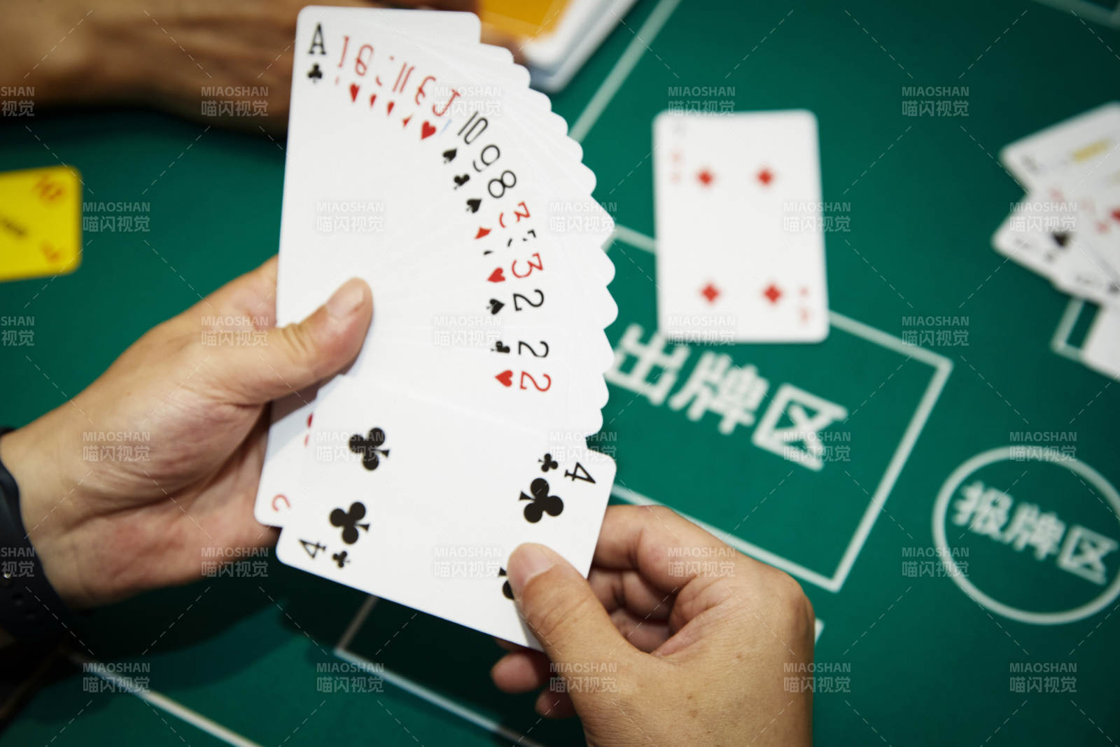 掼蛋扑克比赛现场图片