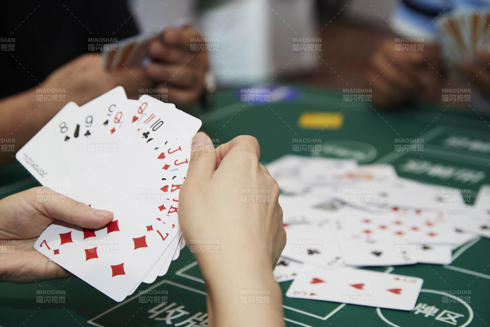 掼蛋扑克比赛现场图片