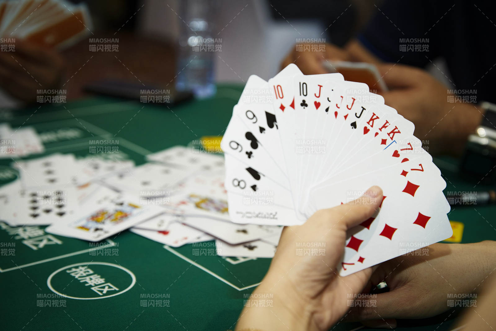 掼蛋扑克比赛现场图片