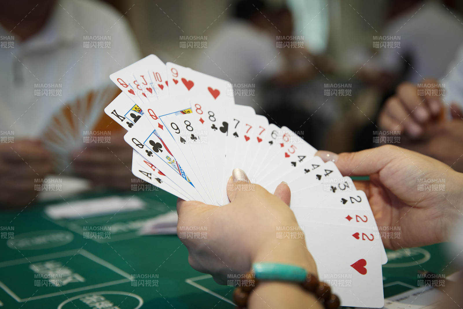 掼蛋扑克比赛现场图片