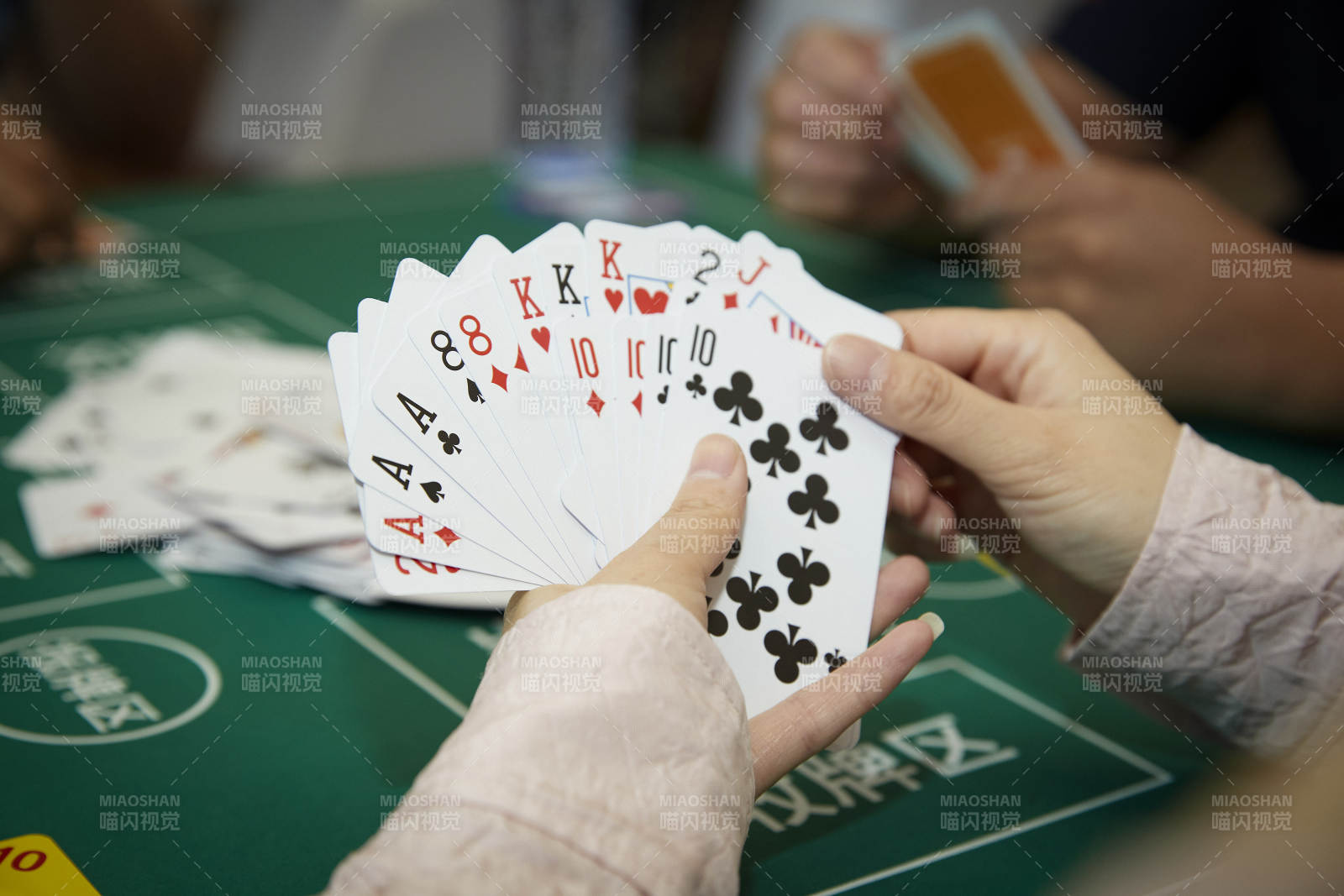 掼蛋扑克比赛现场图片