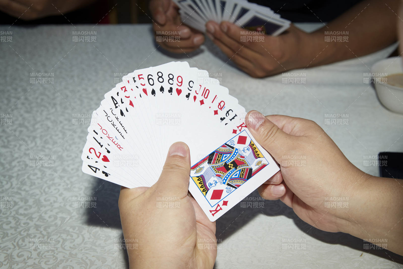 掼蛋扑克比赛现场图片