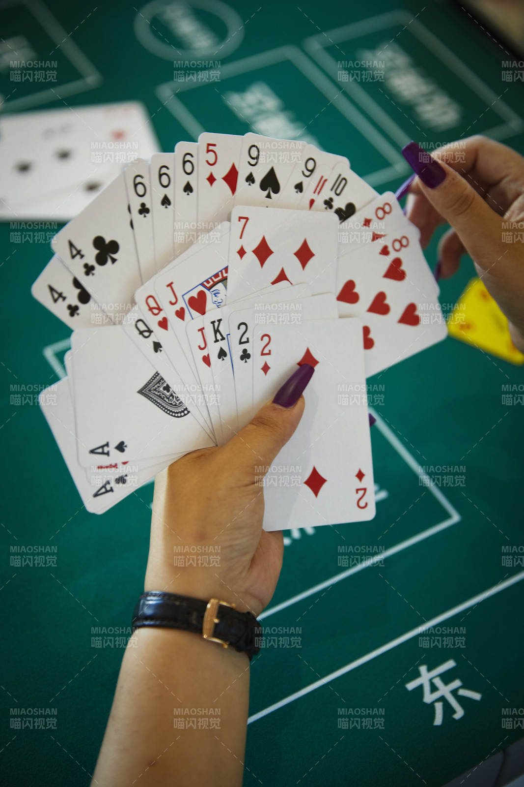 掼蛋扑克比赛现场图片