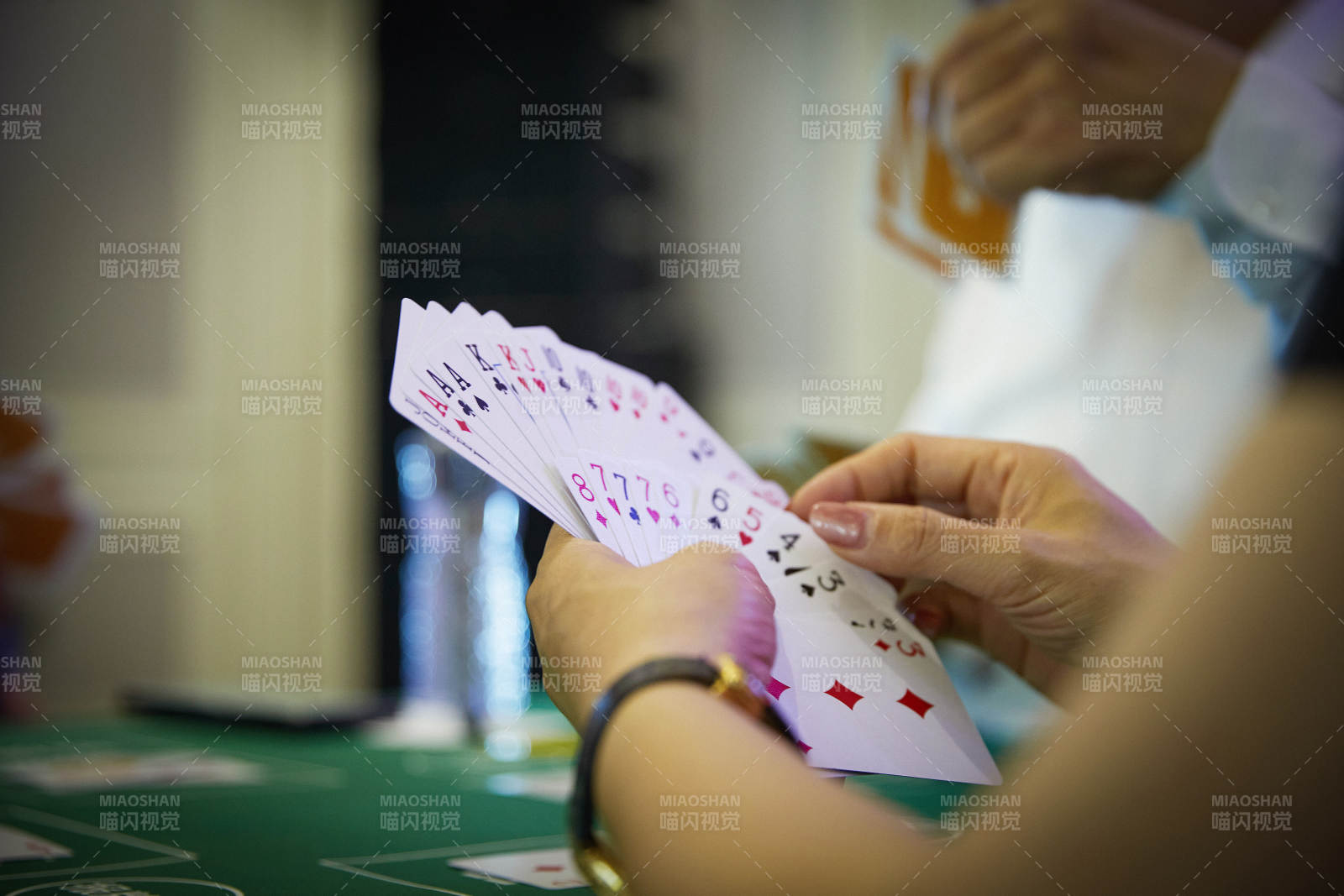 掼蛋扑克比赛现场图片