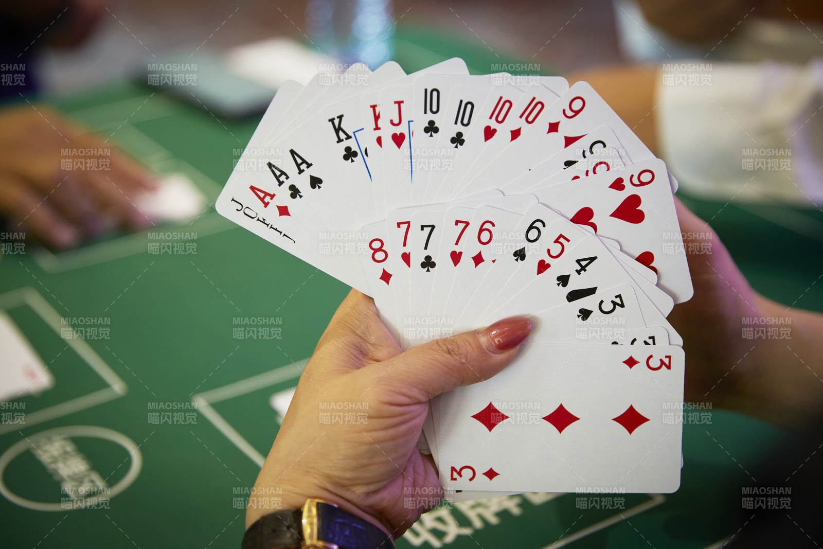 掼蛋扑克比赛现场图片