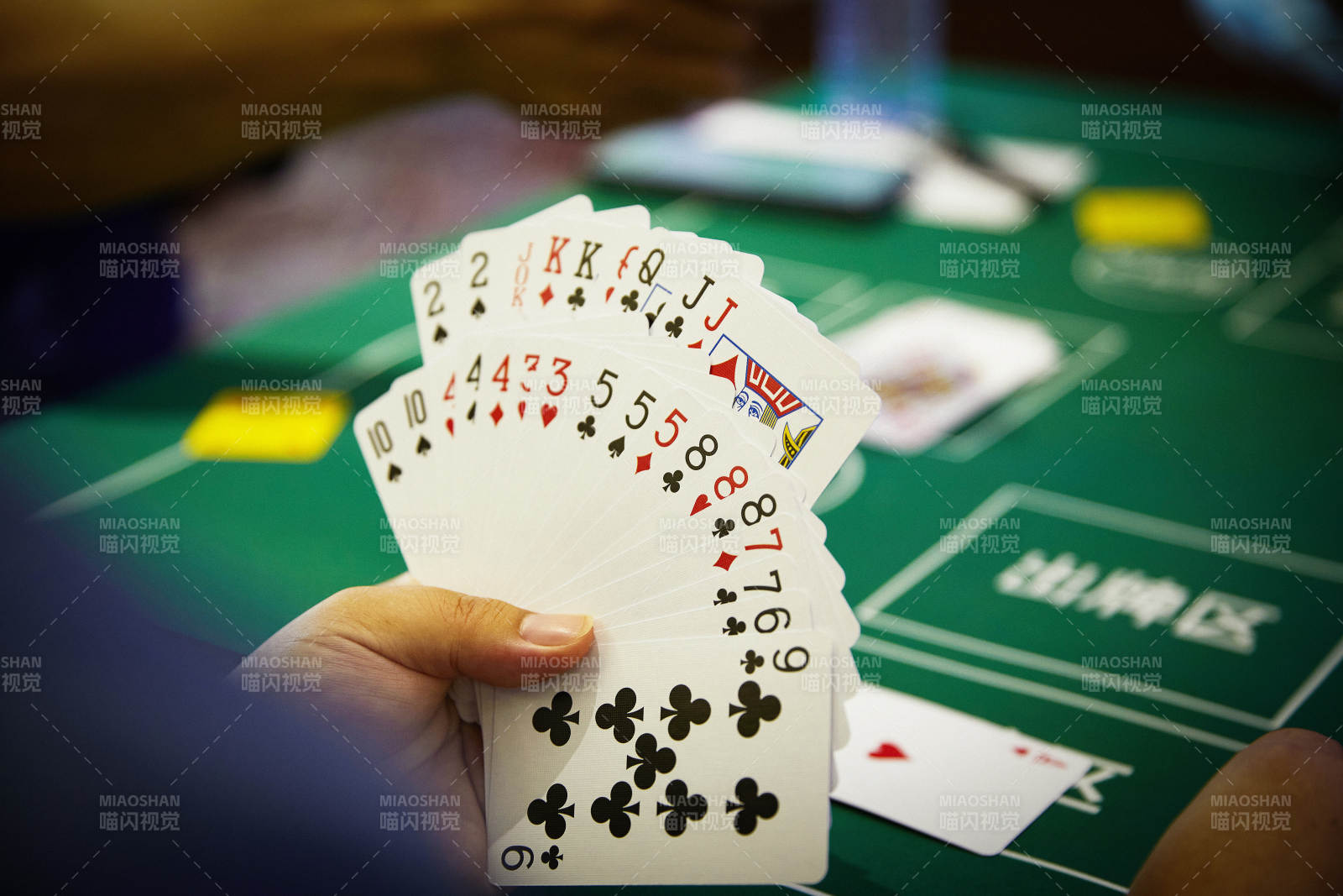 掼蛋扑克比赛现场图片