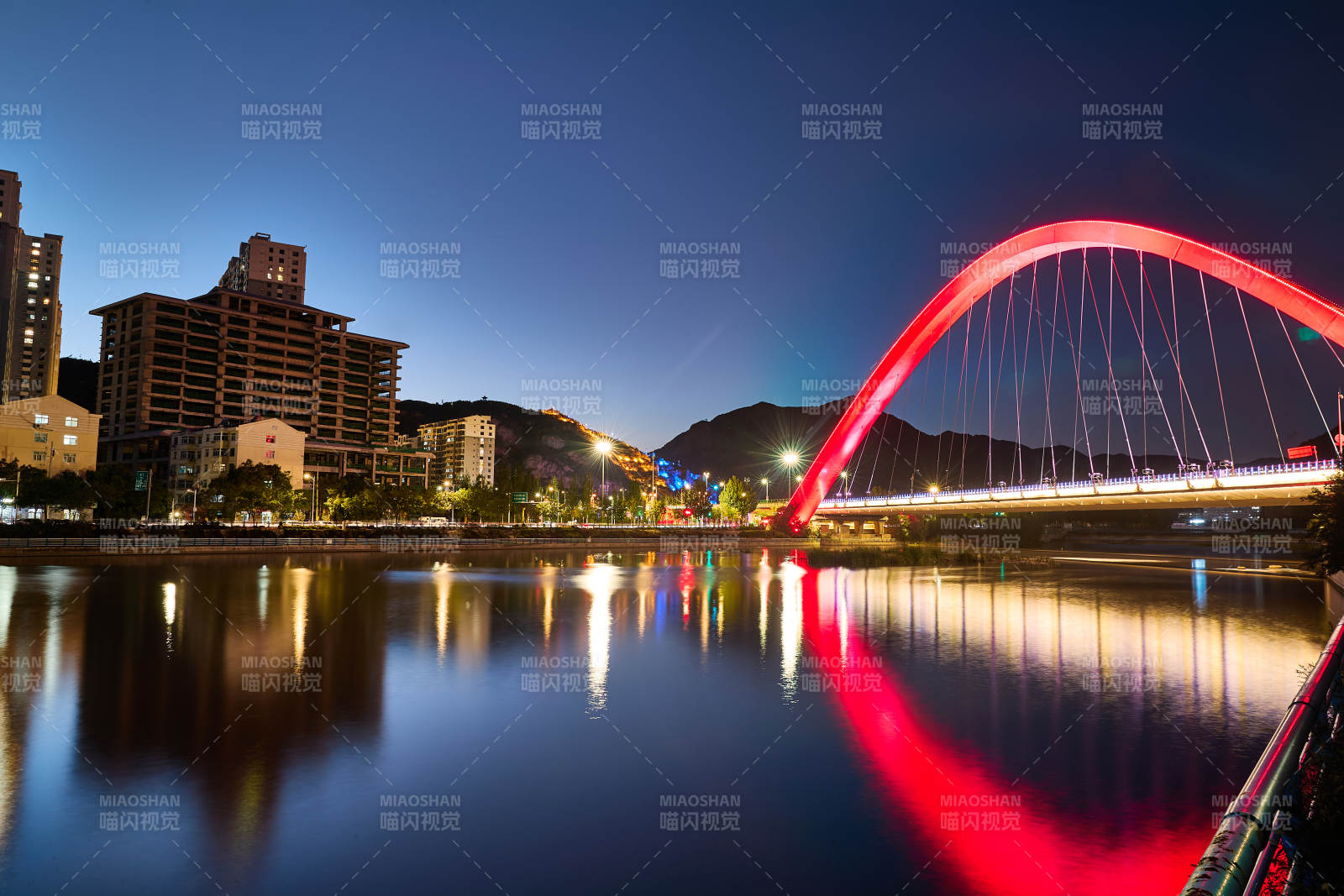 中国河北省张家口市桥西区通泰大桥夜景图片