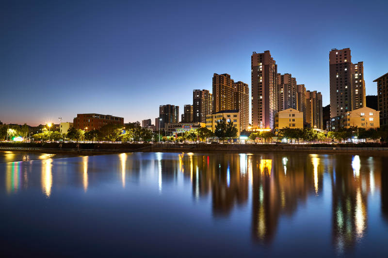 河北省张家口市大清河畔建筑夜景图片