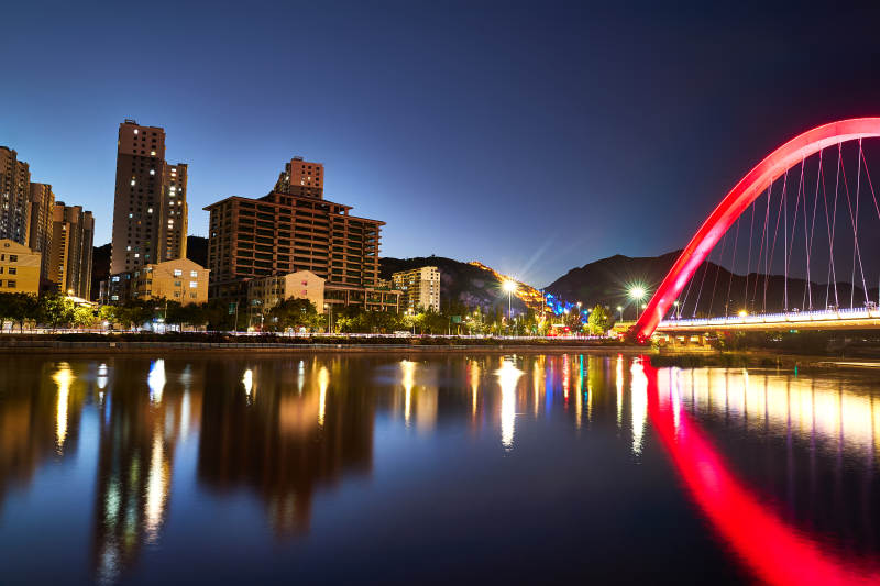 中国河北省张家口市桥西区通泰大桥夜景图片