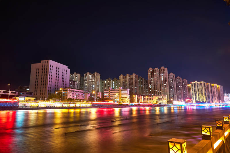 河北省张家口市大清河畔建筑夜景图片