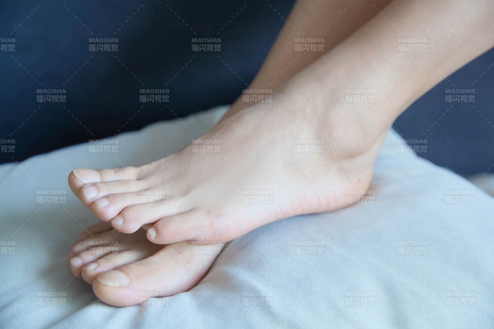 健康女性足部特写展示图片