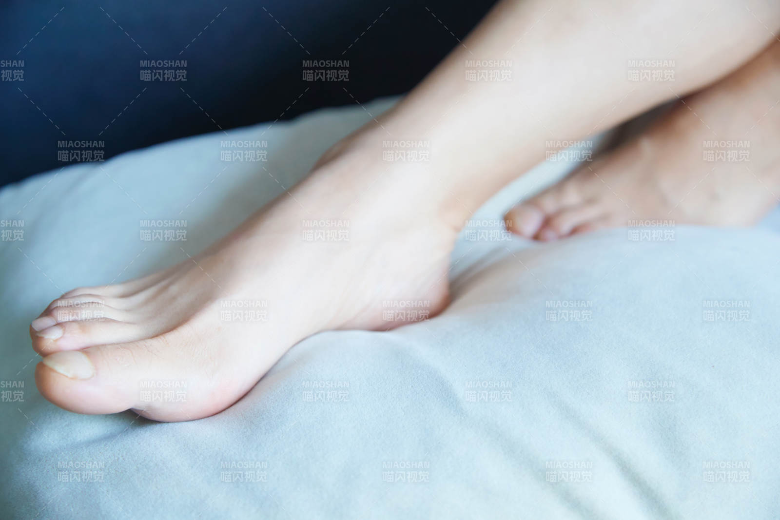 健康女性足部特写展示图片