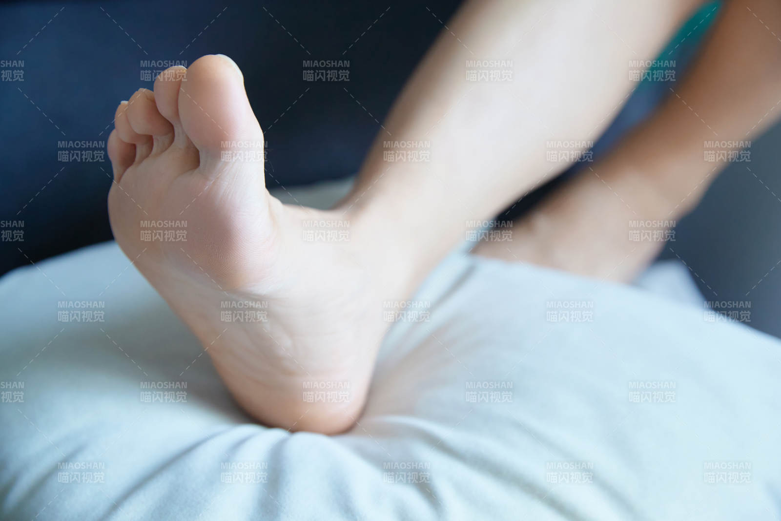 健康女性足部特写展示图片