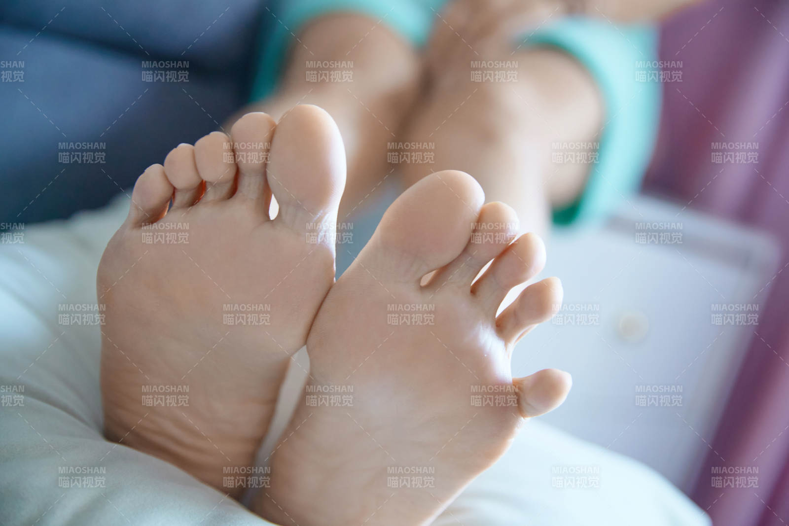 健康女性足部特写展示图片