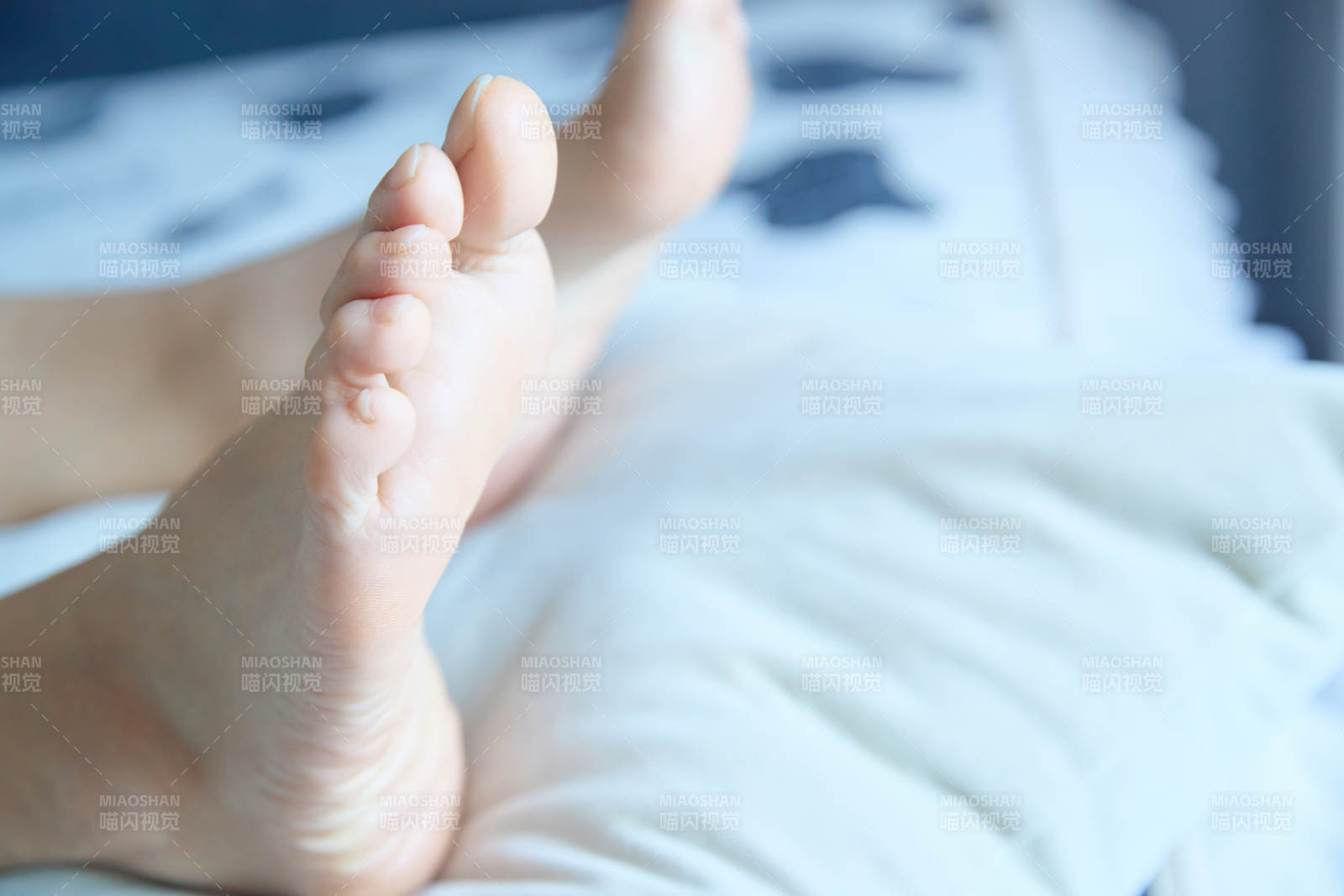 健康女性足部特写展示图片