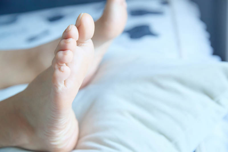 健康女性足部特写展示图片