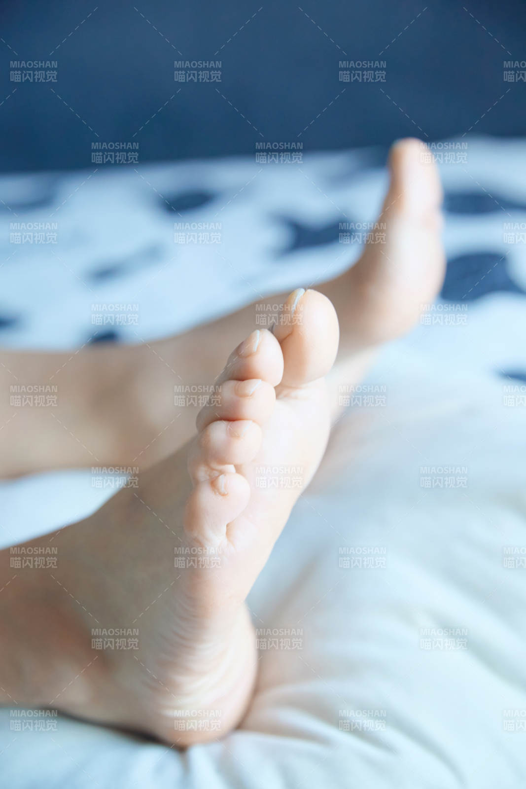 健康女性足部特写展示图片