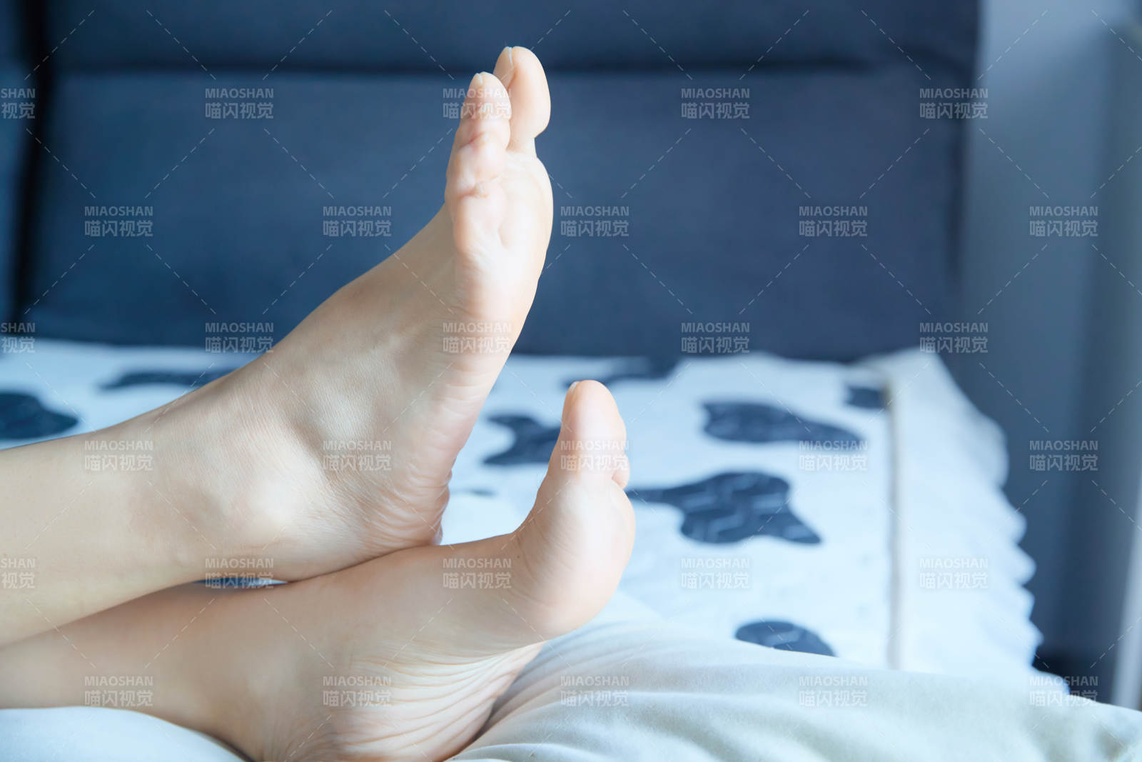 健康女性足部特写展示图片