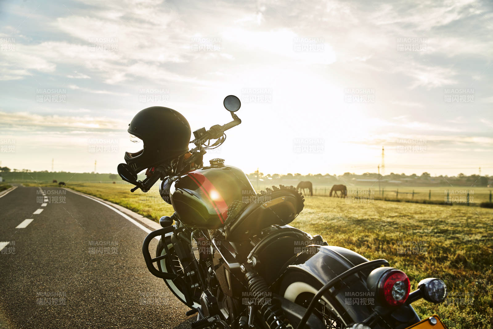 清晨朝阳下停靠在公路上的复古摩托车图片