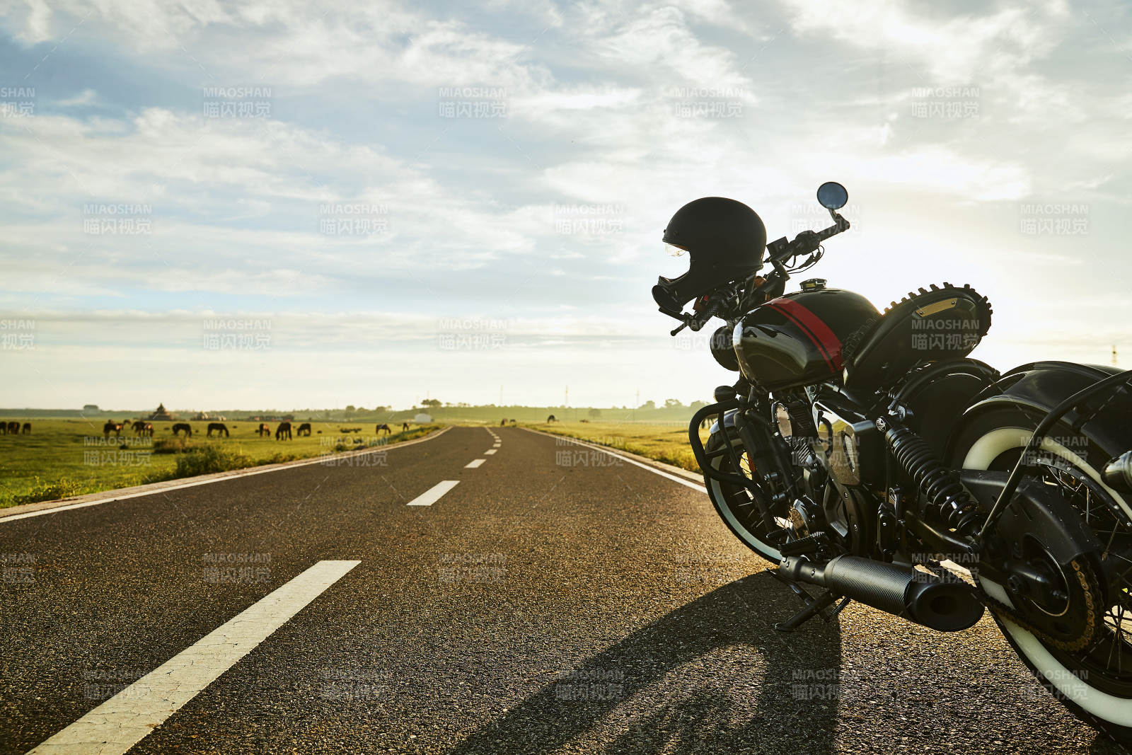 清晨朝阳下停靠在公路上的复古摩托车图片