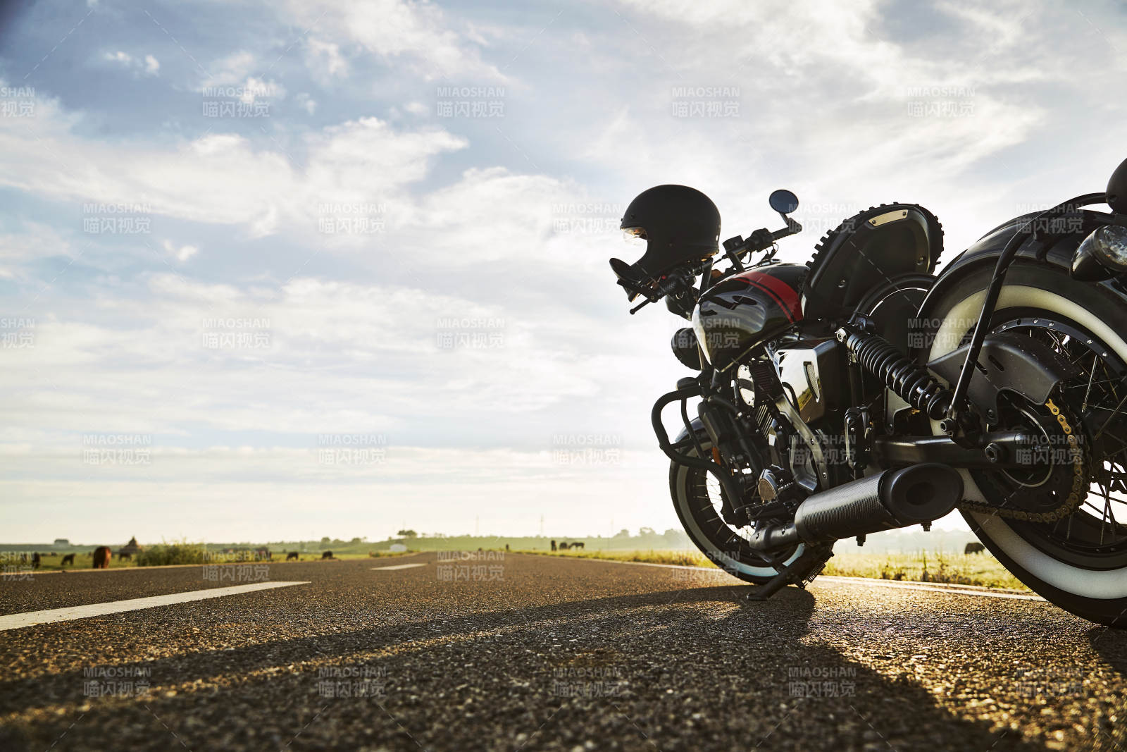 清晨朝阳下停靠在公路上的复古摩托车图片