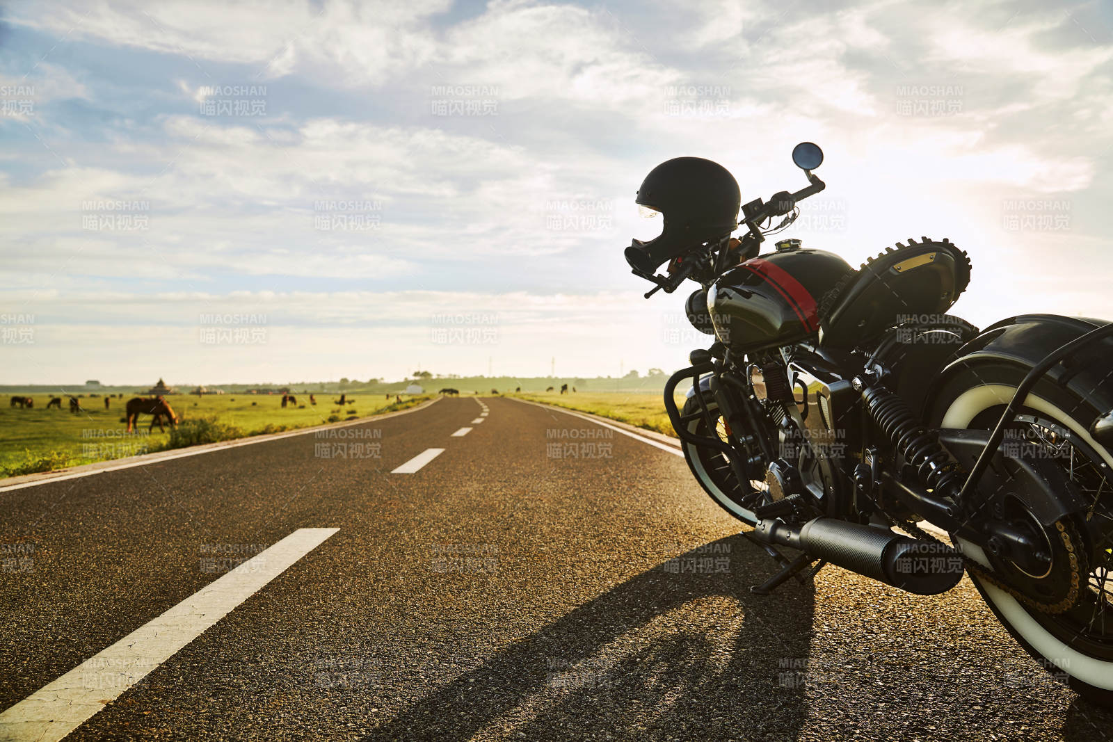 清晨朝阳下停靠在公路上的复古摩托车图片