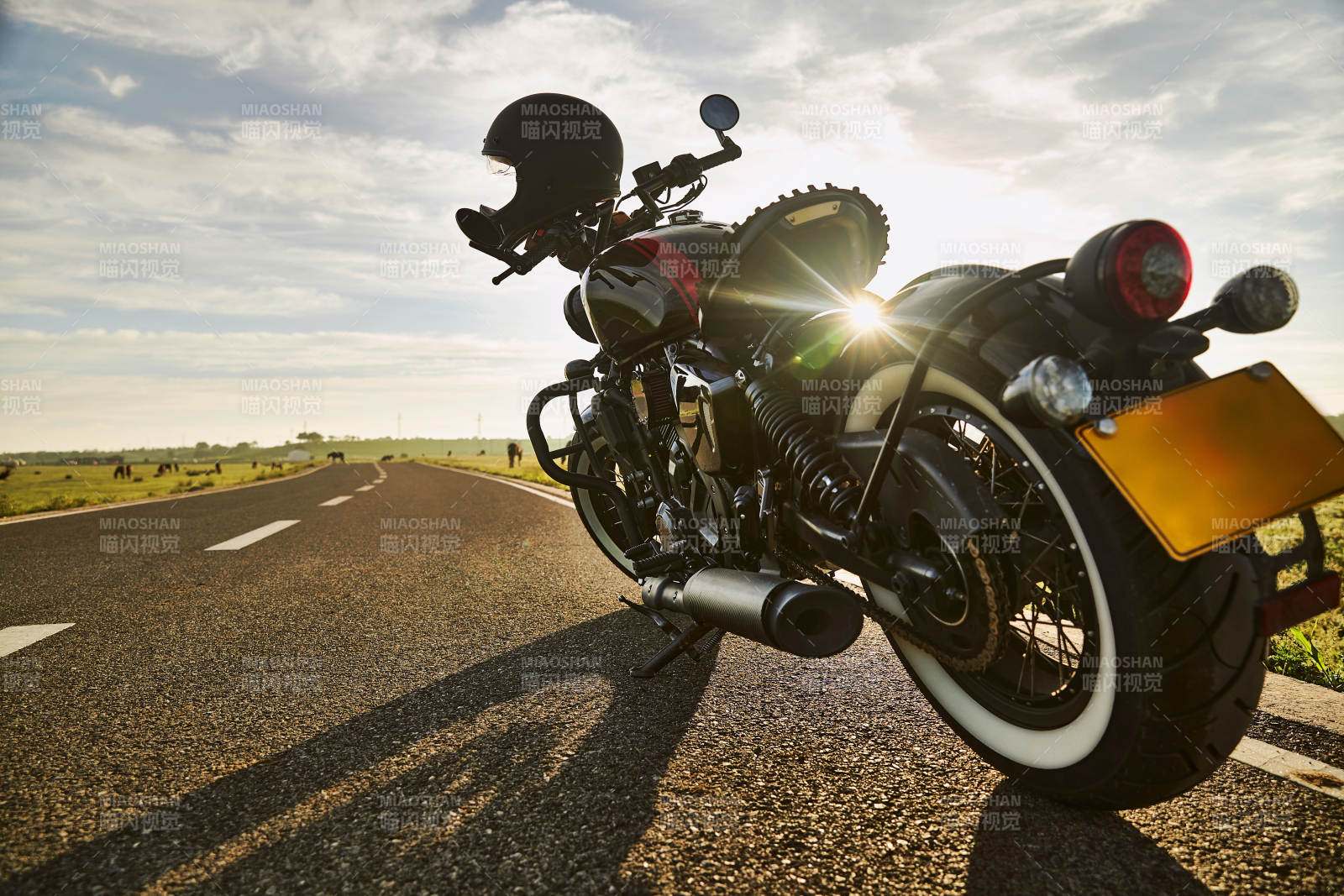 清晨朝阳下停靠在公路上的复古摩托车图片