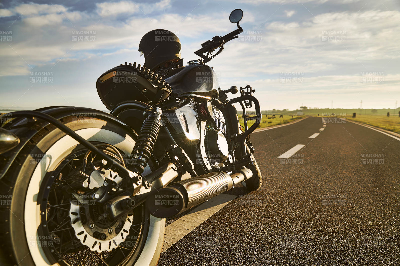 清晨朝阳下停靠在公路上的复古摩托车图片