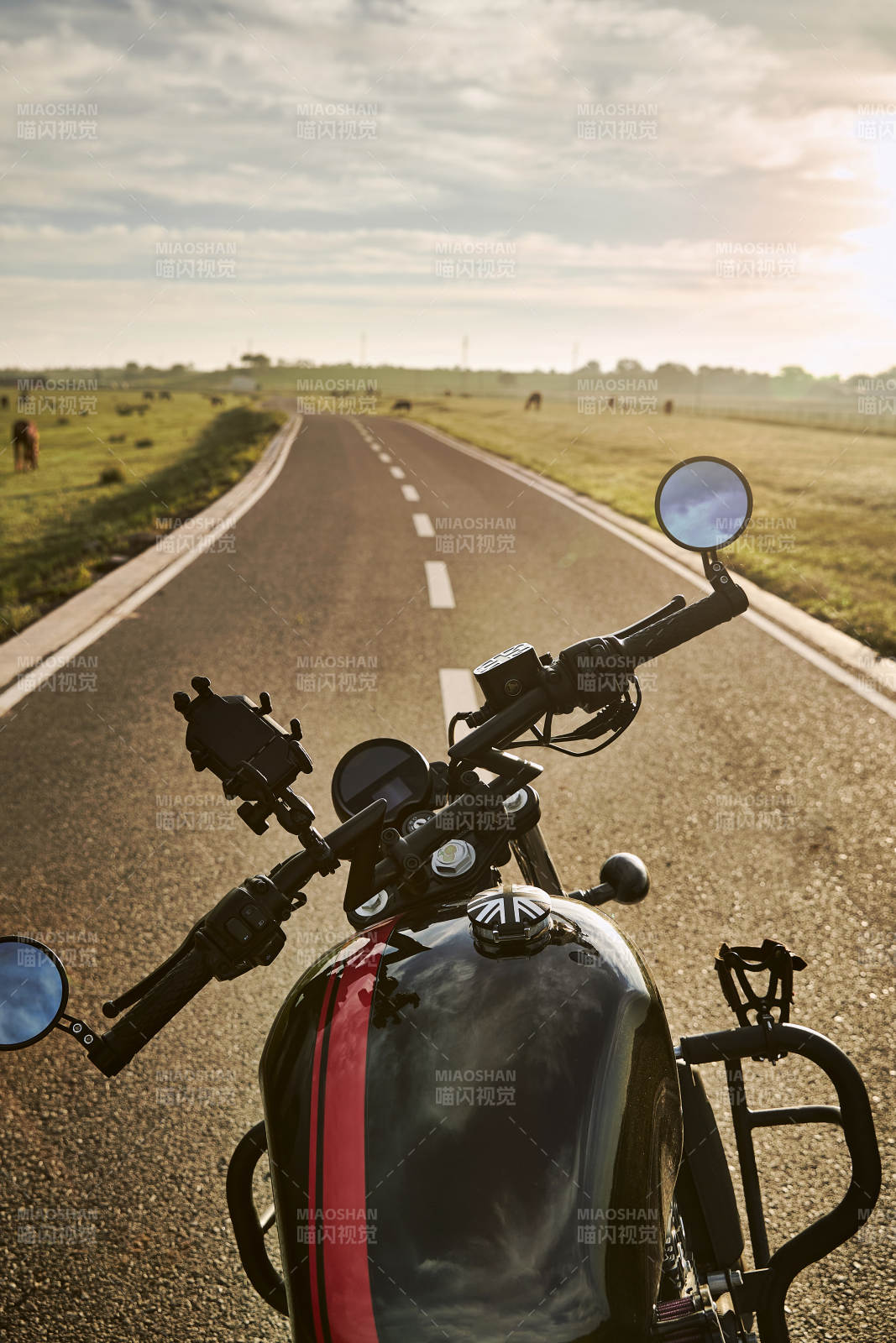 清晨朝阳下停靠在公路上的复古摩托车图片