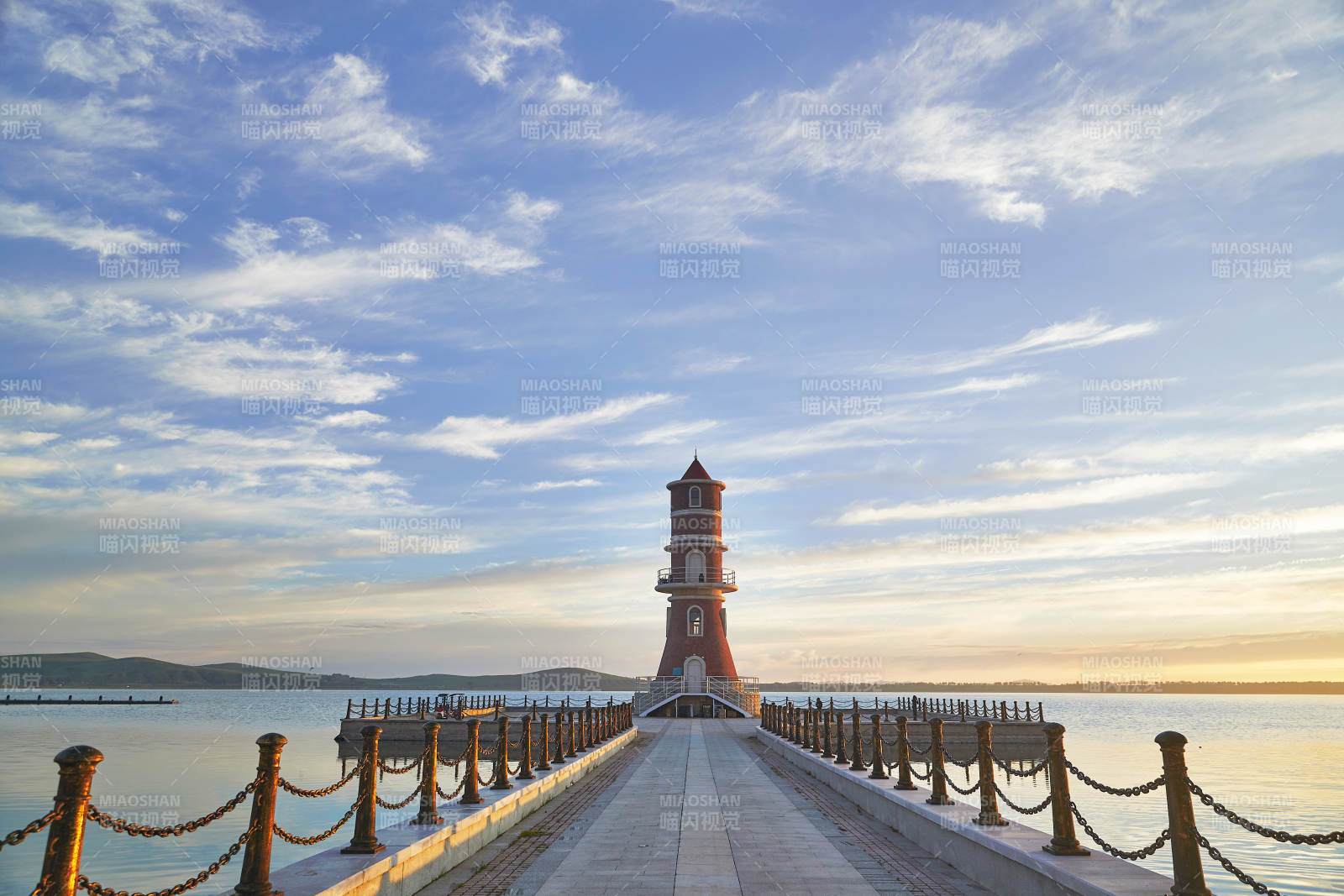 河北省张家口沽源县库伦淖尔景区湖面灯塔图片