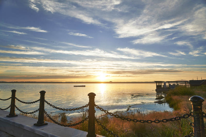 河北省张家口沽源县库伦淖尔景区清晨日出图片